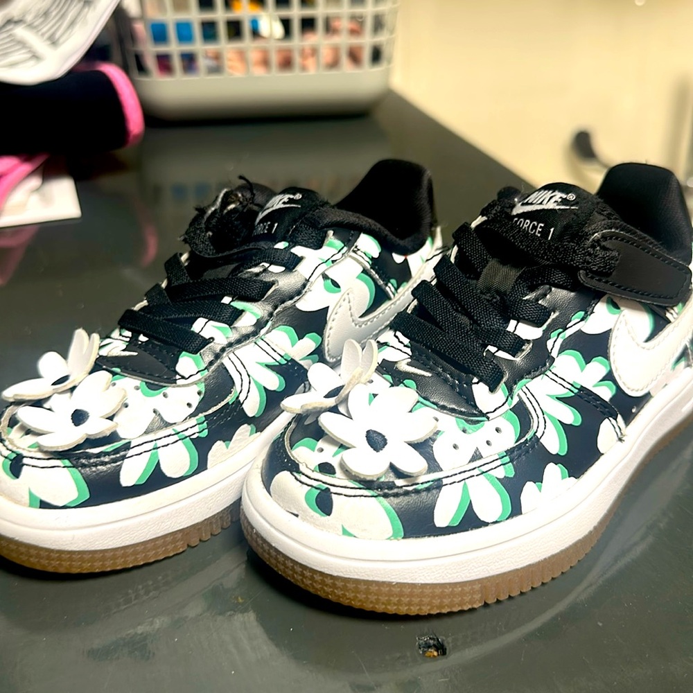 Nike Black and White Sneakers Stylish Athletic Design